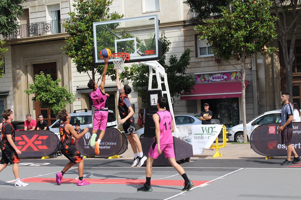 Sokak Basketbolunda Heyecanlı An: Pembe Formalarla Potaya Atış ve Savunma