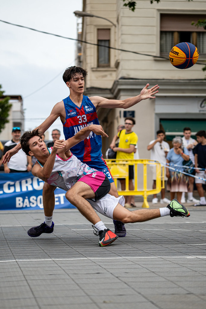 Sokak basketbolunda nefes kesen an: Savunma ve hücumun çarpıştığı kare