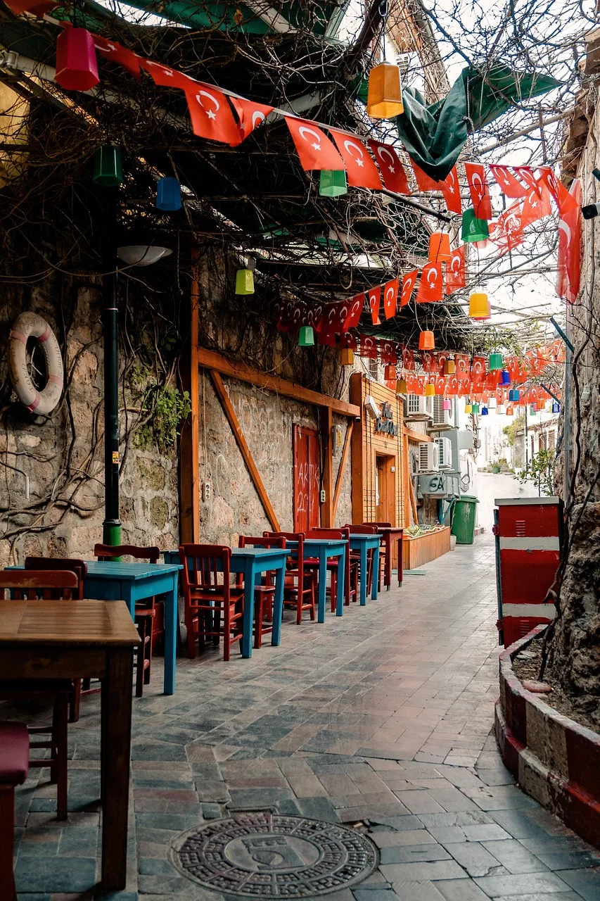Sokak geçidi restoran tabelalı dış mekan fotoğrafı