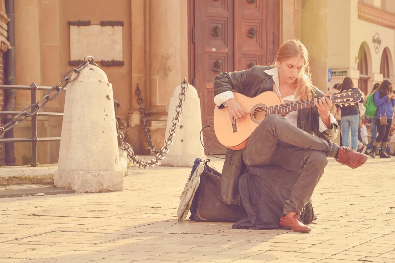 Sokak gitaristi akustik melodi - güneşli gün