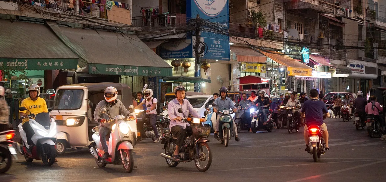 Sokak scooter turu - Kamboçya atmosferi