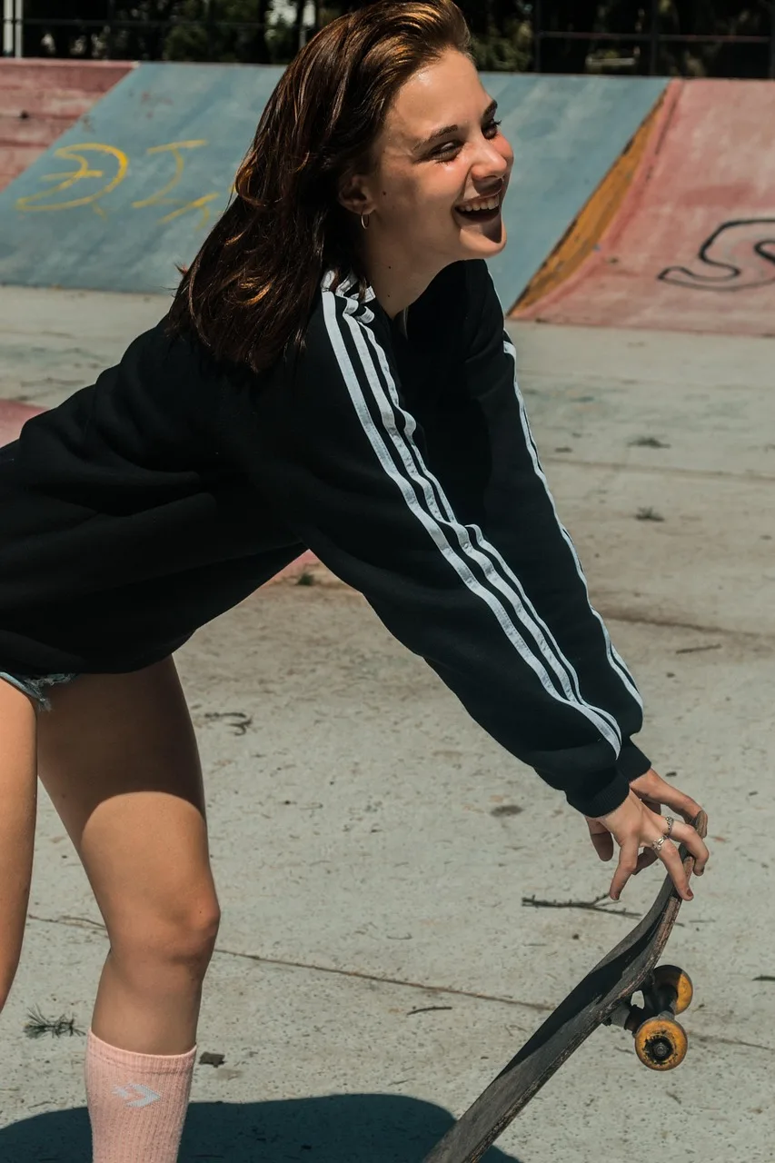 Sokak stilinde genç kız portresi - skate park