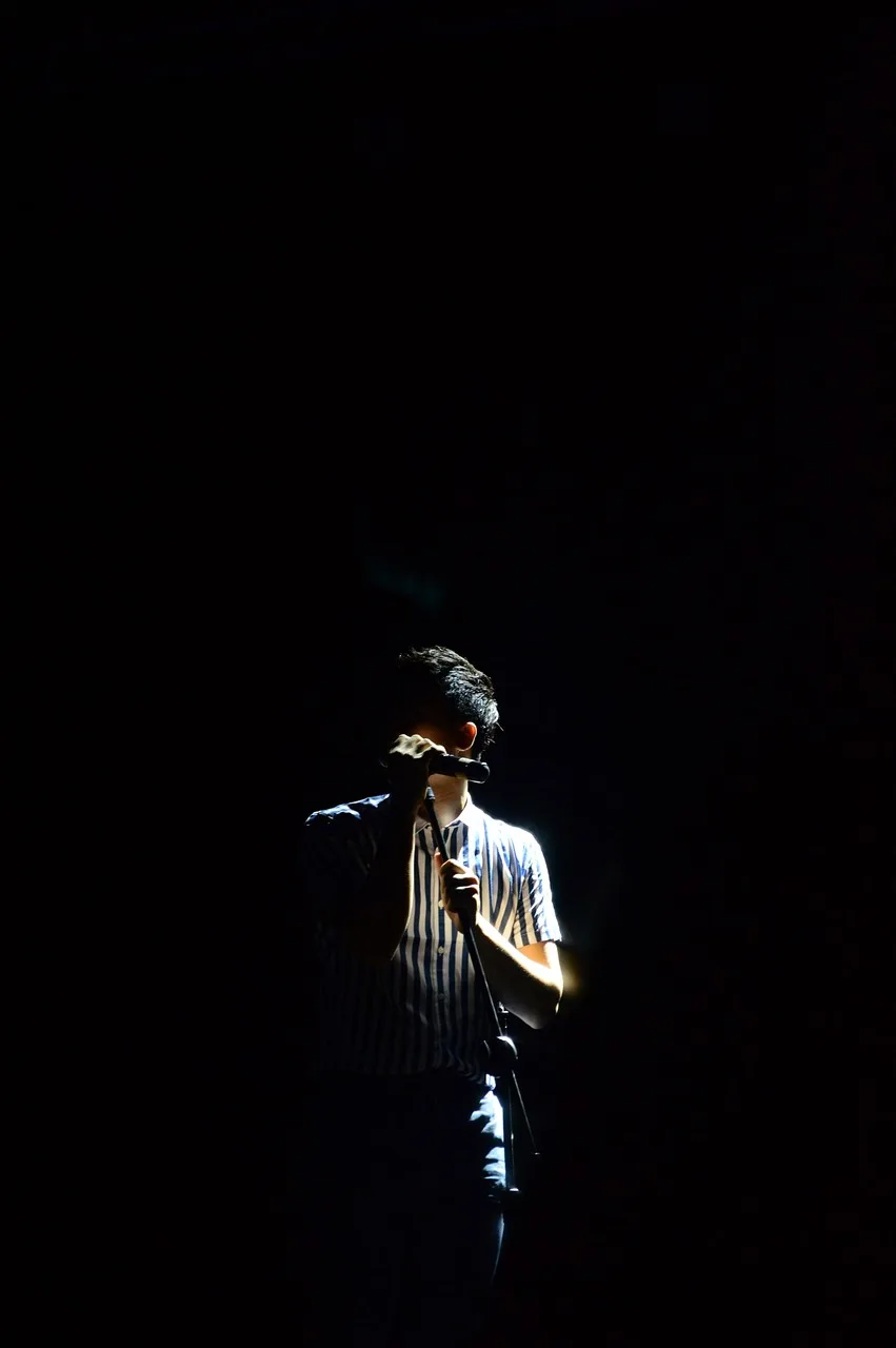 Solo şarkıcı buğulu sahne performansı - canlı müzik