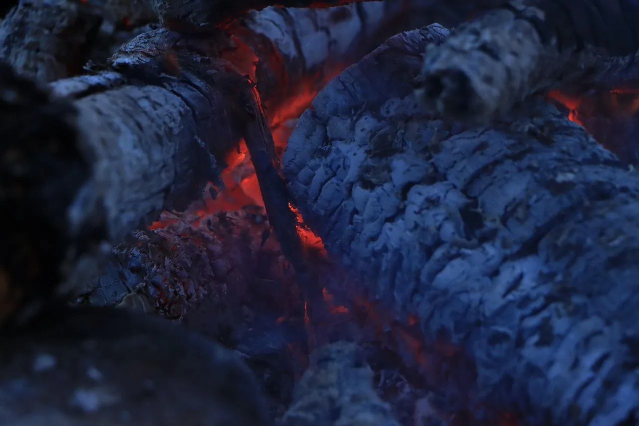Şömine ateşi etrafında sıcak Noel atmosferi