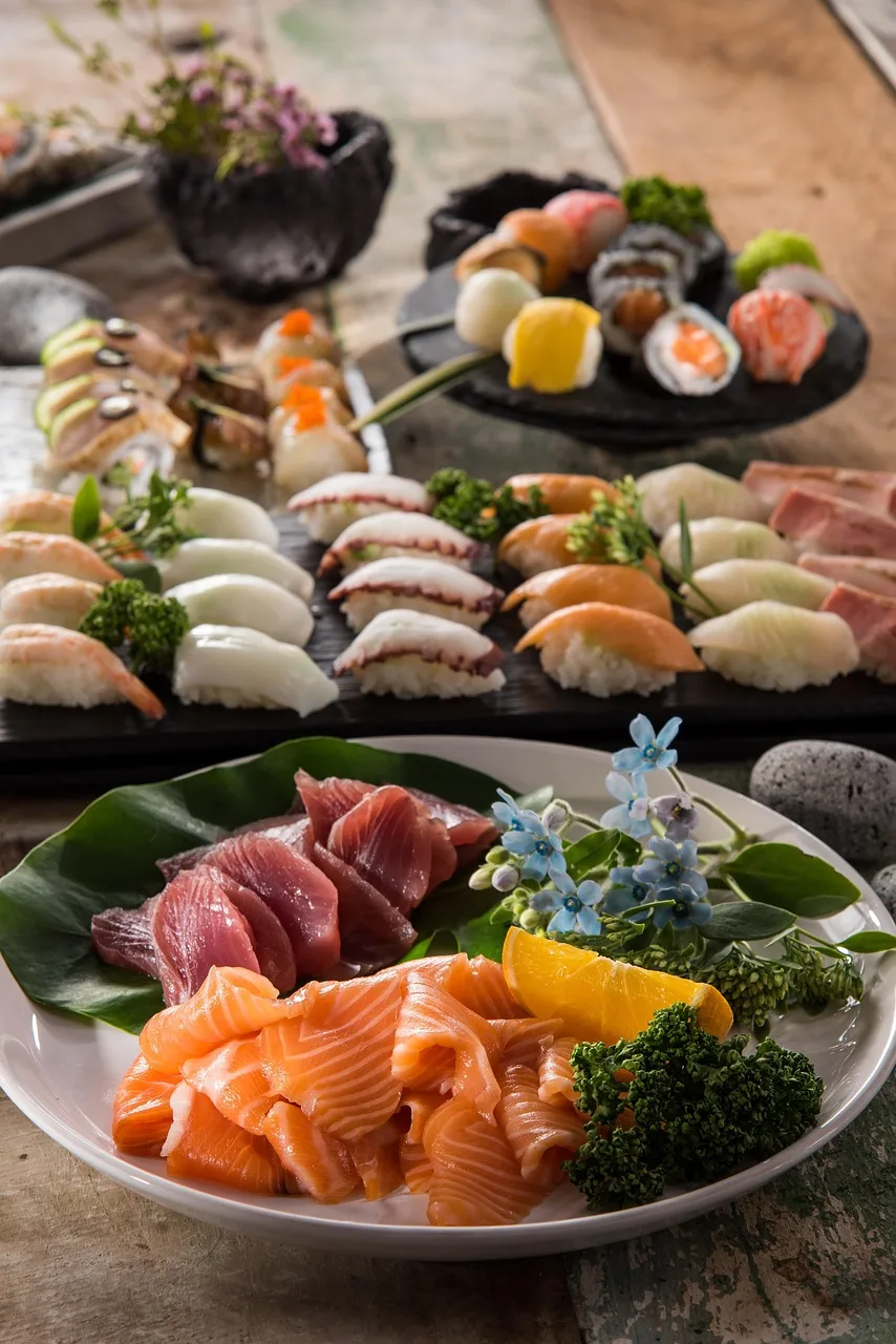 Somonlu sushi tabağı - lezzetli deniz ürünleri