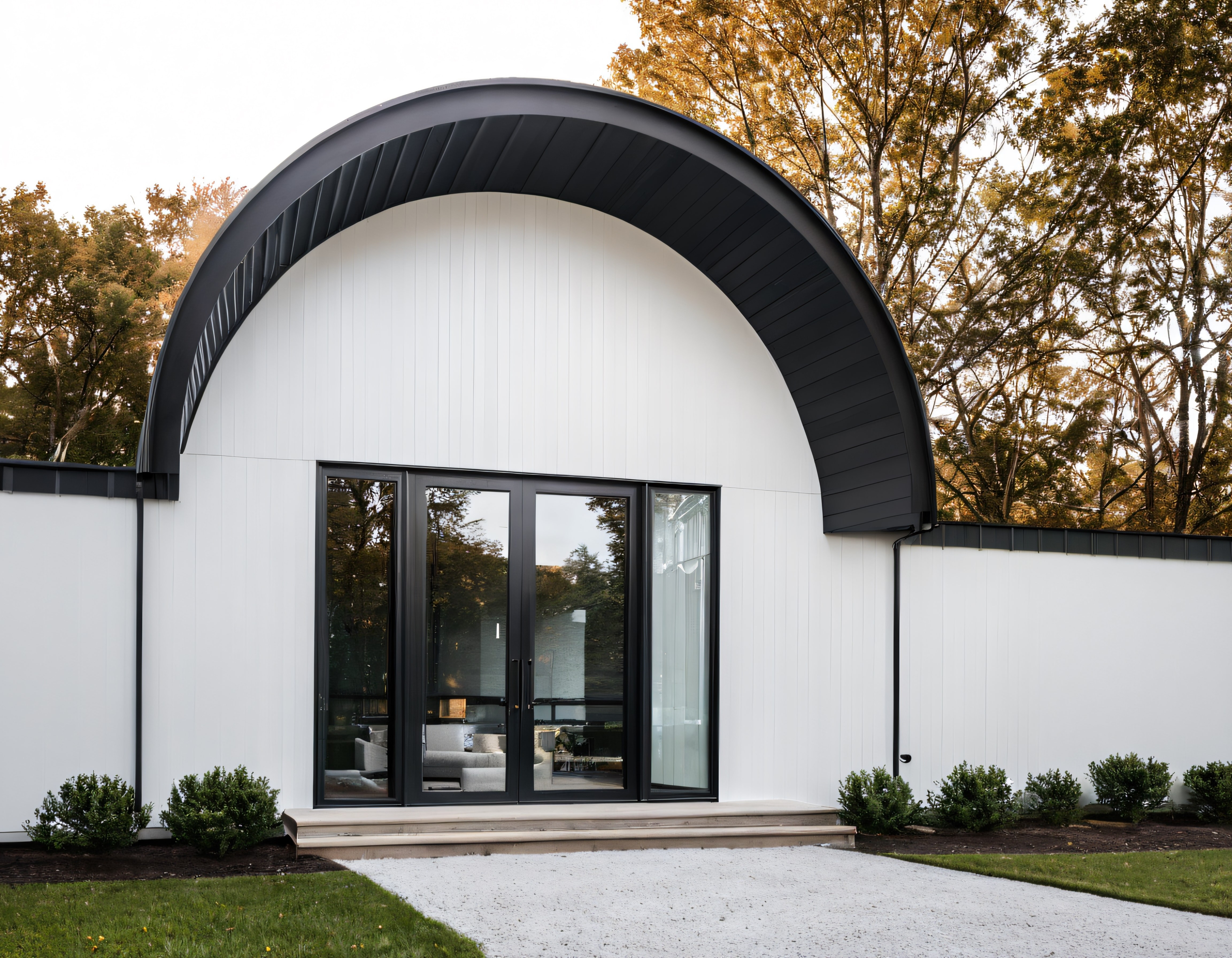 Sonbahar Ağaçları Arasında Modern Kemer Çatılı Cephe Tasarımı