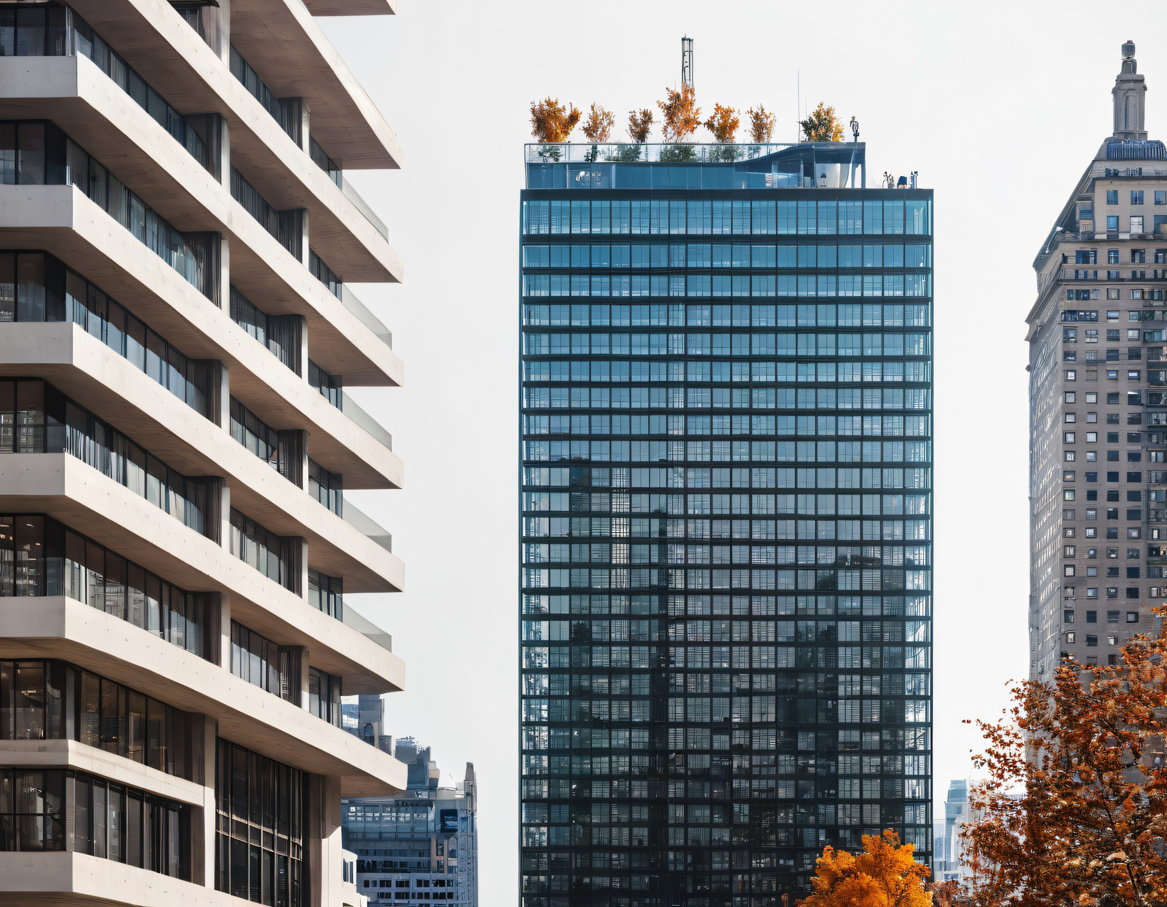 Sonbaharda yeşil çatılı cam gökdelen ve modern beton yapıların şehir görüntüsü