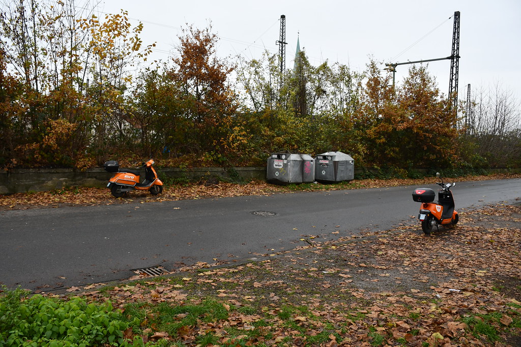 Sonbaharda Yol Kenarına Park Edilmiş Turuncu Elektrikli Scooterlar