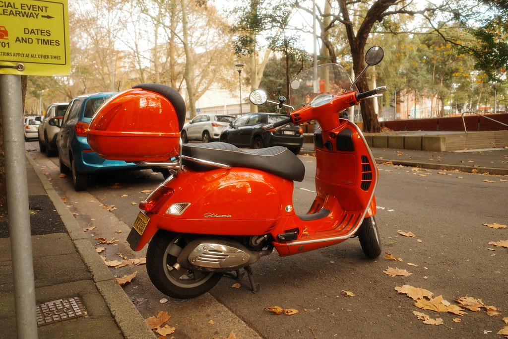 Sonbaharın Renkleri Arasında Park Edilmiş Klasik Kırmızı Vespa Scooter