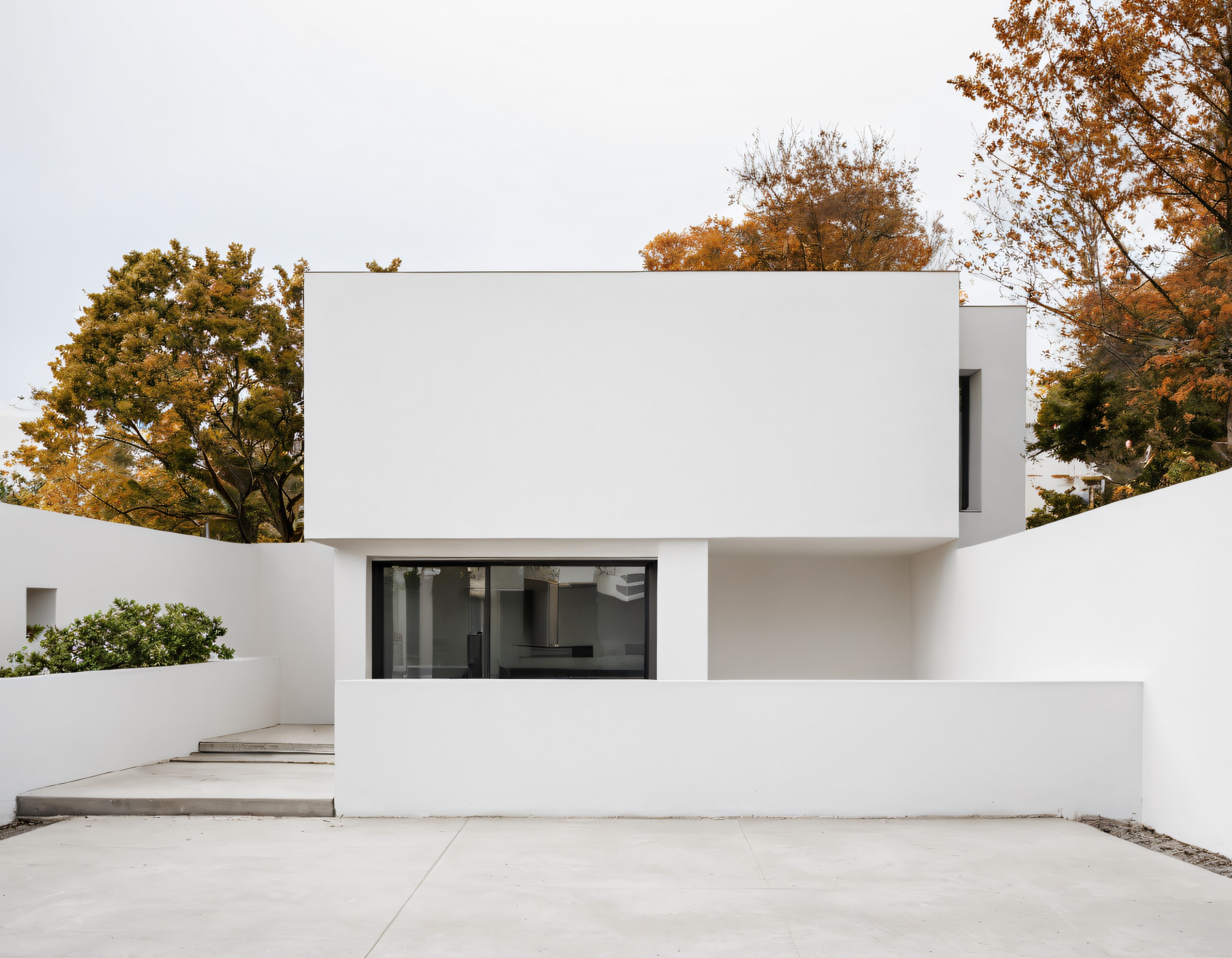 Sonbaharın Sarı Yapraklarındaki Beyaz Beton Minimalist Ev Tasarımı
