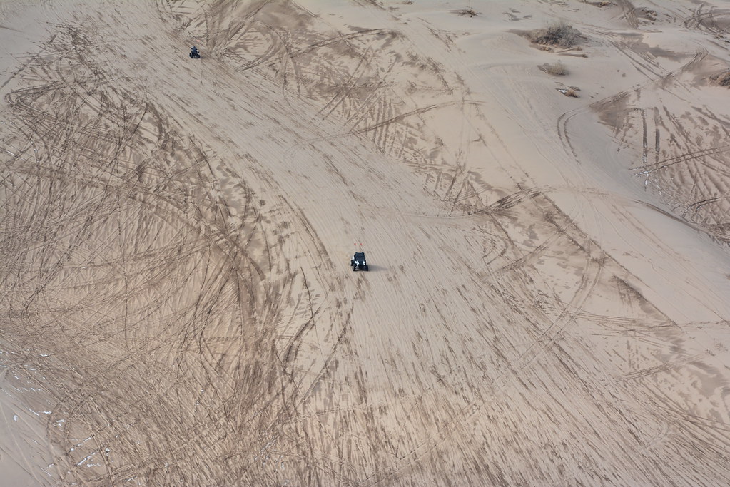 Sonsuz Kum Tepelerinde Offroad Araçlarla Adrenalin Dolu Arazi Sürüşü