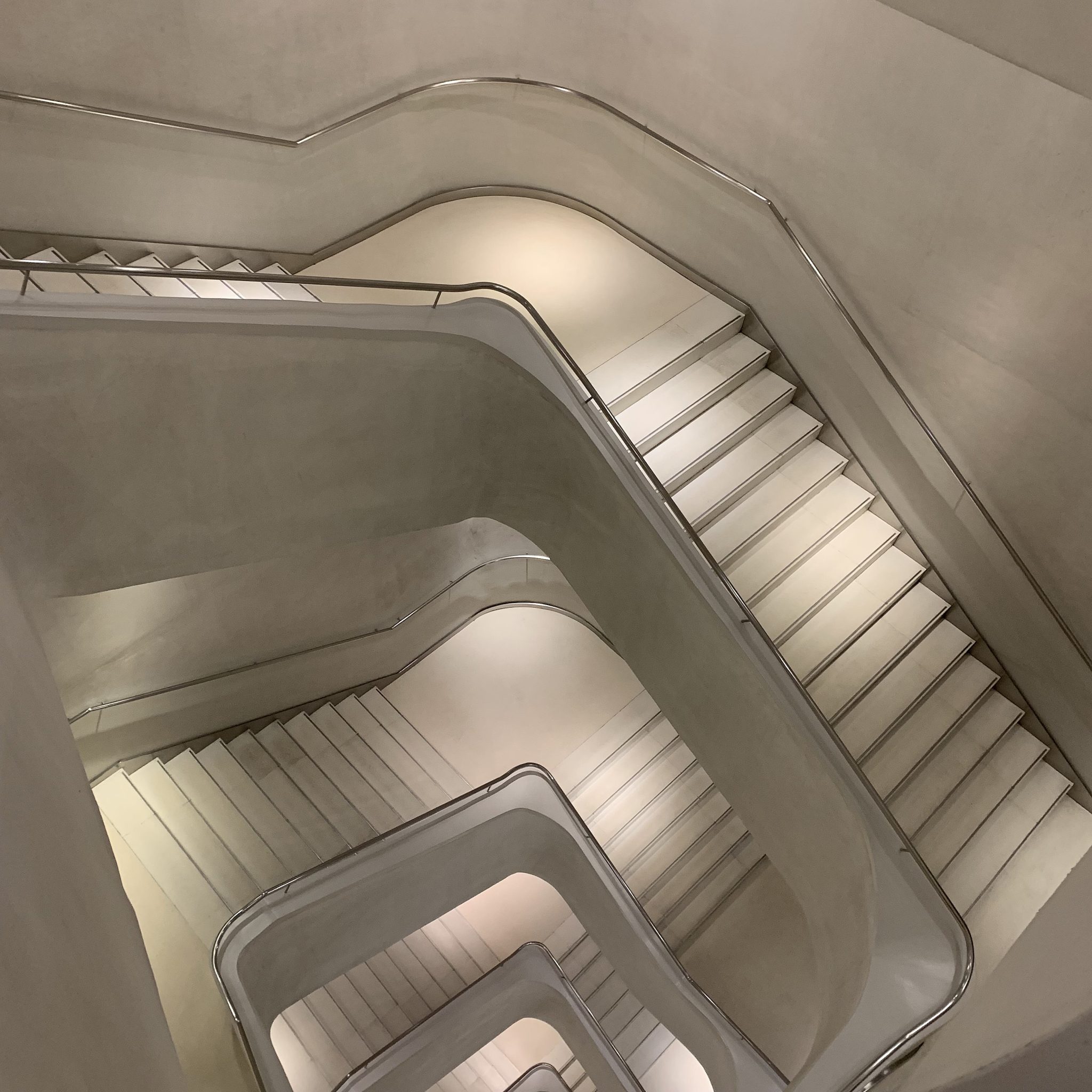 Sonsuza Uzanan Modern Spiral Merdiven: Minimalist Mimari ve Işık Oyunları