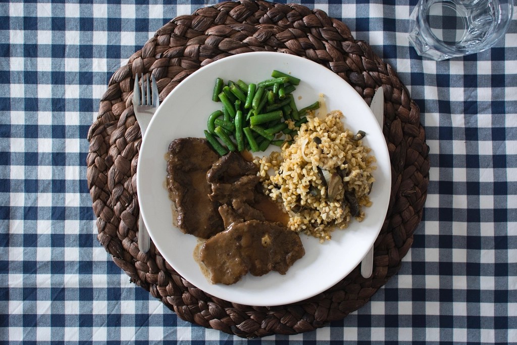 Soslu Et Yemeği, Yeşil Fasulye ve Mantarlı Bulgur Pilavı ile Şık Sofra Sunumu