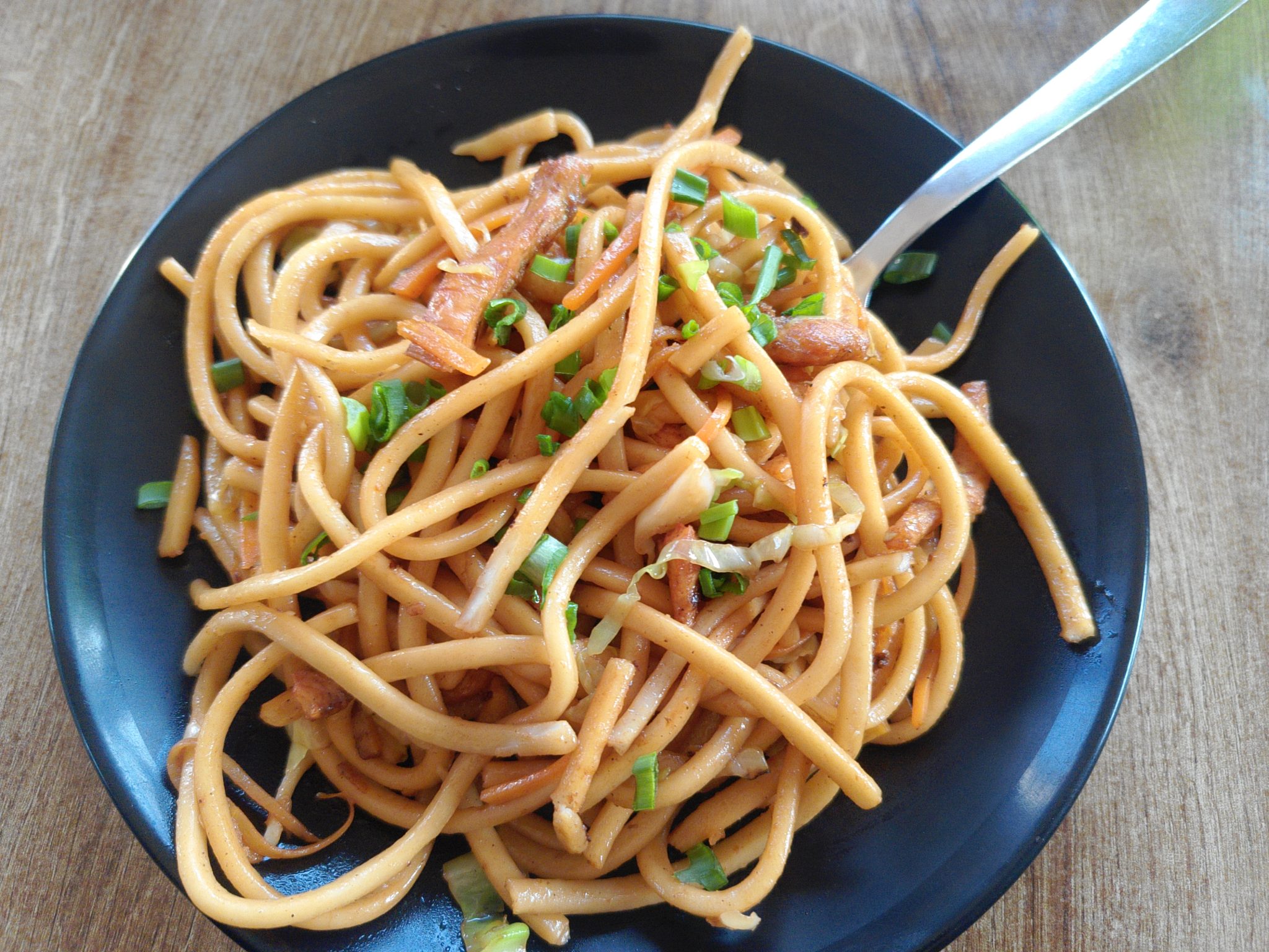 Soya Soslu Tavuklu Noodle: Doyurucu Asya Usulü Erişte Tabağı