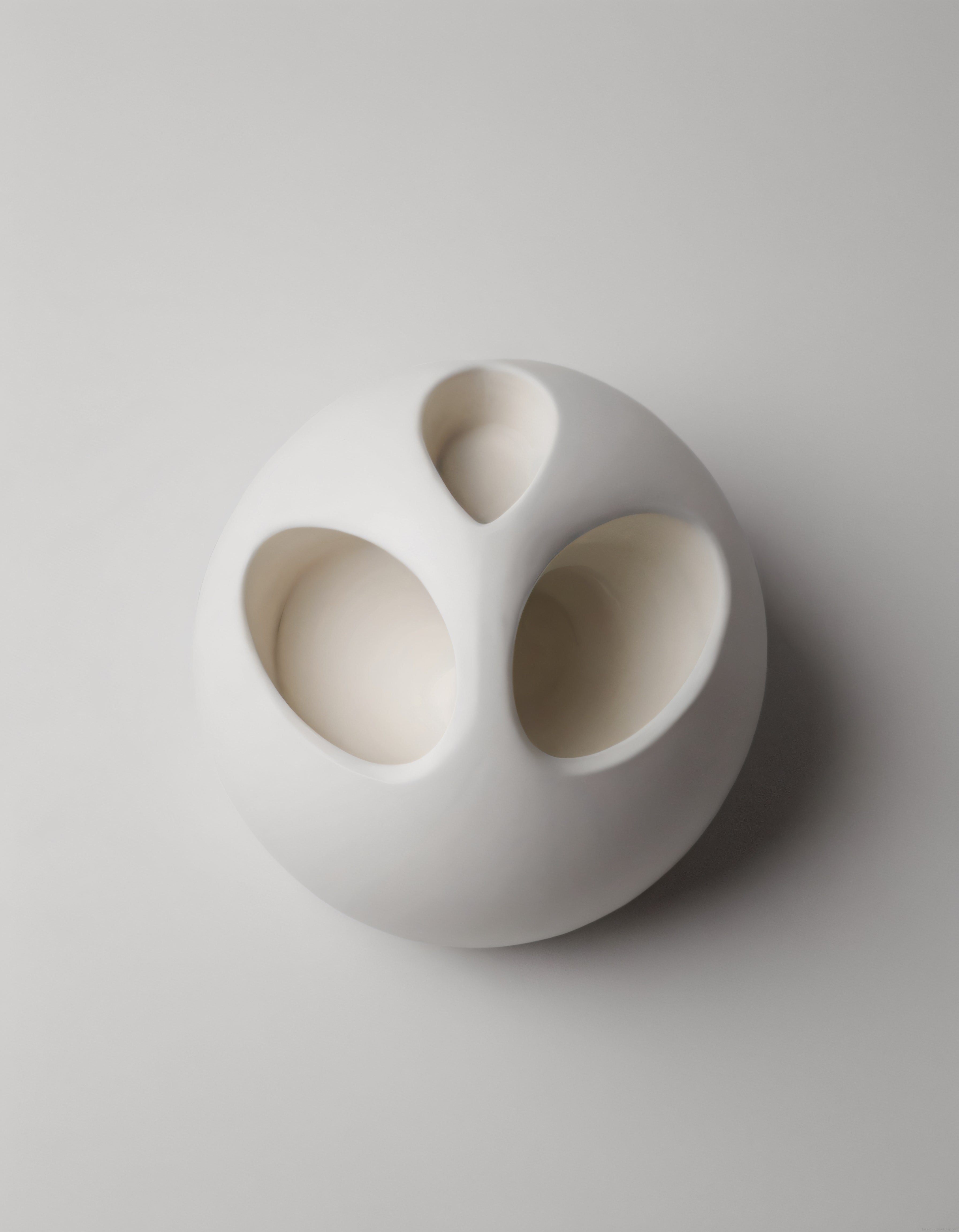 Soyut Üç Delikli Organik Heykel Minimalist Beyaz 3D Render Sanat Eseri