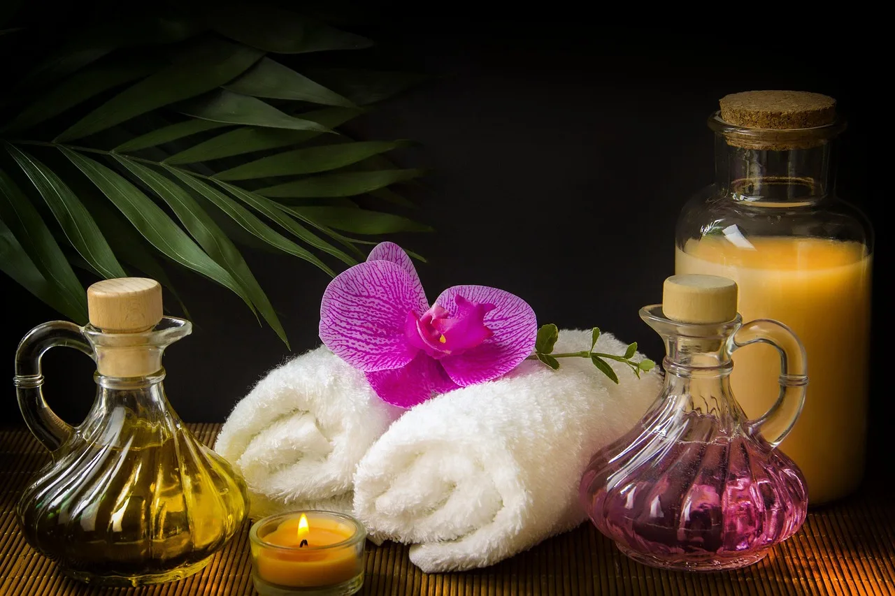 Spa rahatlaması - beyaz cam karafe ve orkide