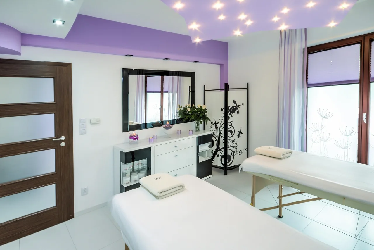 Spa resepsiyonunda estetik tedavi modern klinik