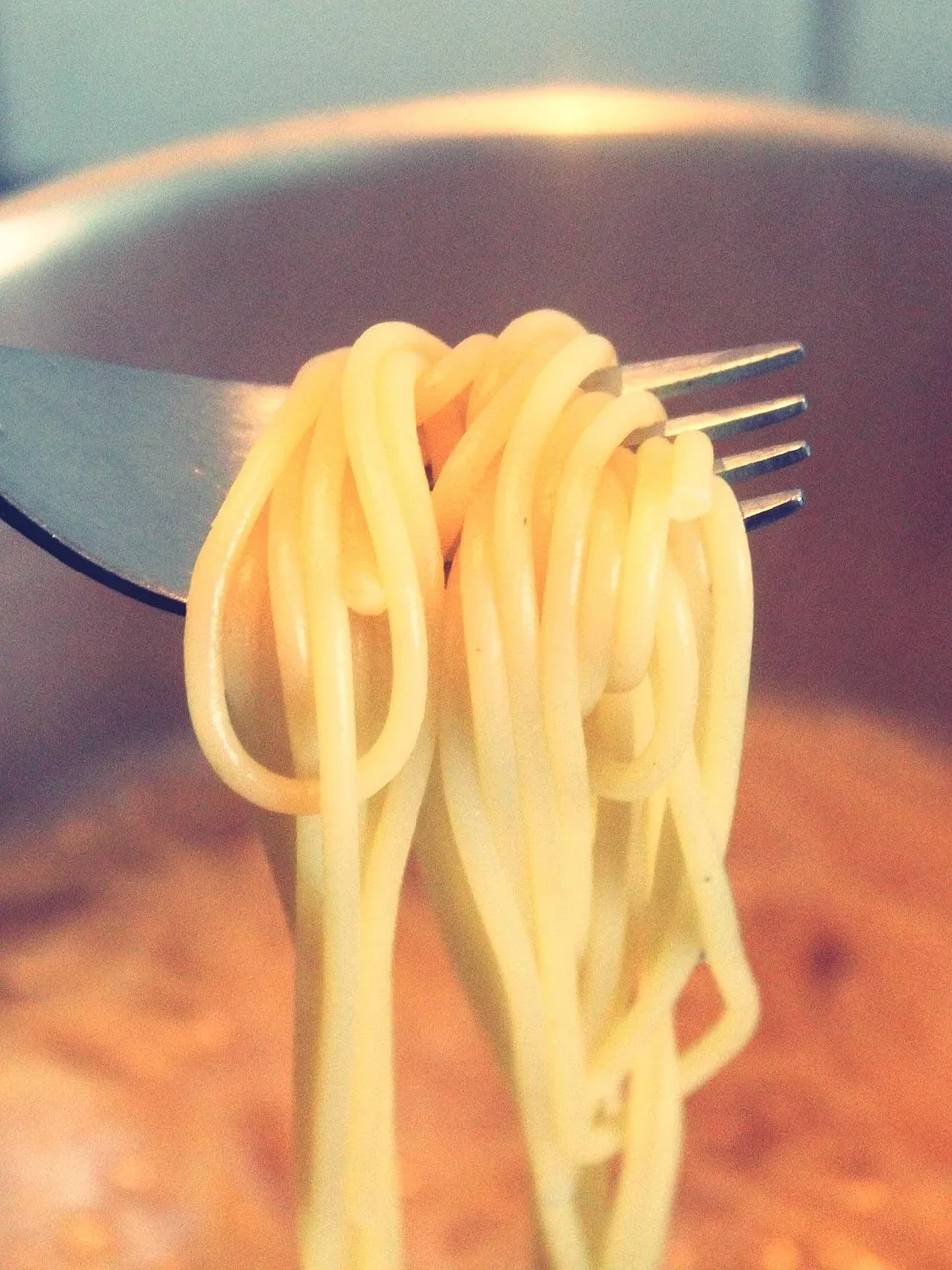 Spagetti haşlanmış suyun içinde - lezzetli öğle yemeği