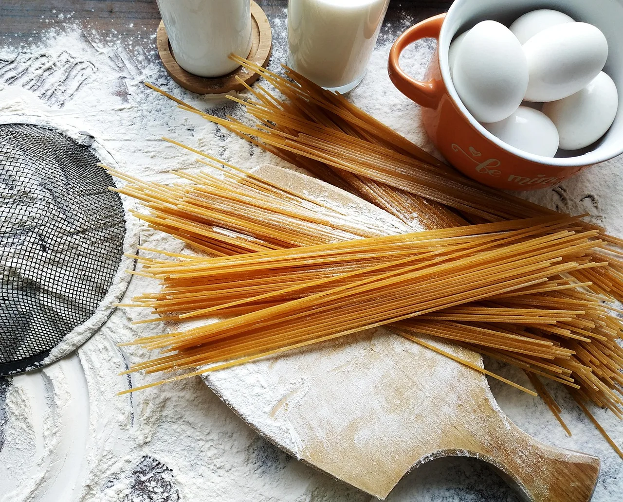 Spagetti hazırlanışı mutfakta - taze malzemeler