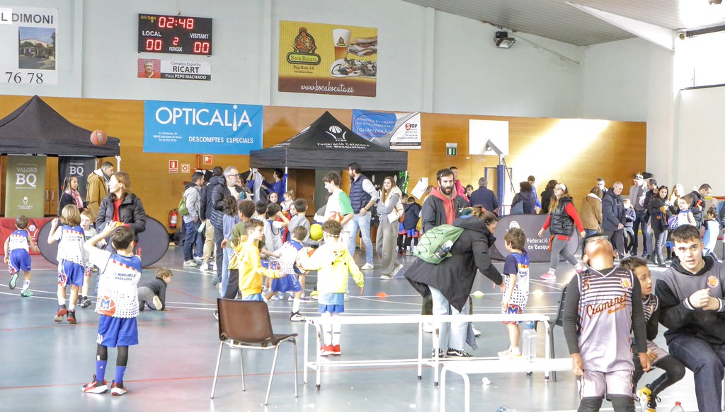 Spor salonunda çocuk basketbol turnuvası ve aile katılımı etkinliği