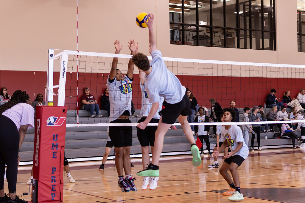 Spor Salonunda Genç Voleybolcuların Smaç ve Blokla Dolu Heyecanlı Anı