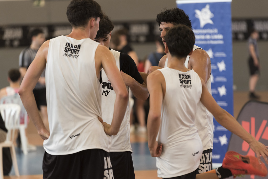 Spor Salonunda Takım Ruhunu Paylaşan Genç Basketbol Oyuncuları
