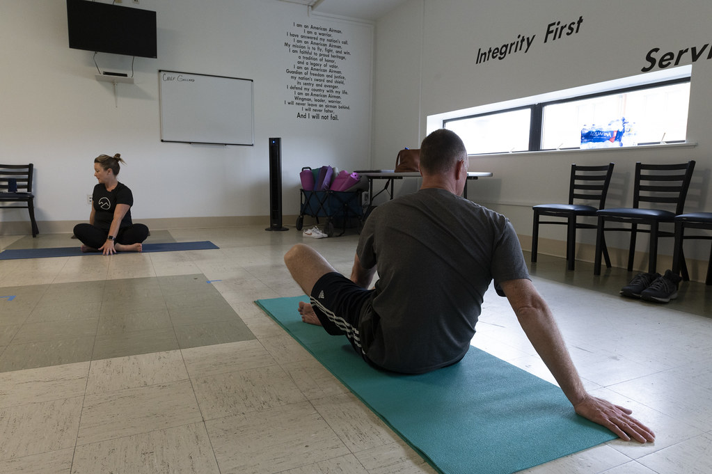 spor salonunda yoga matında esneme yapan erkek ve kadın ile sakin atmosfer