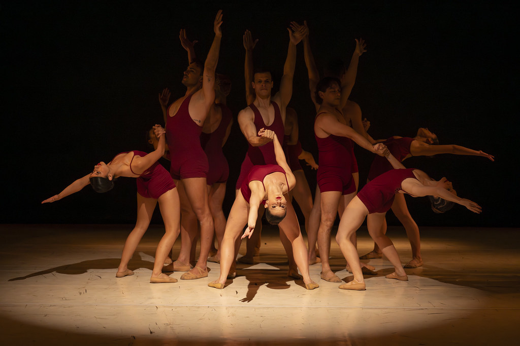 Spot Işıkları Altında Bordo Kostümlü Dansçıların Etkileyici Sahne Performansı