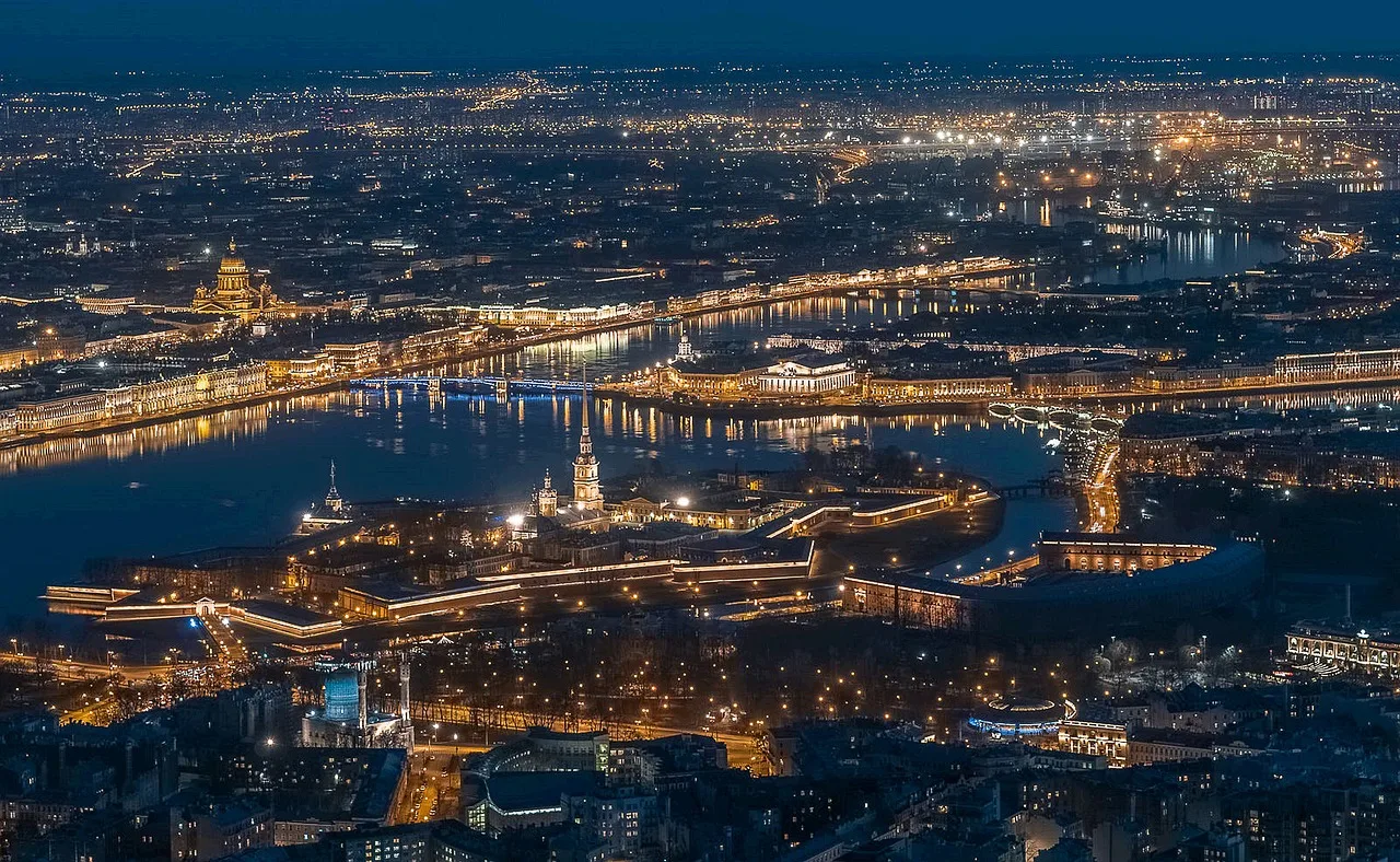St Petersburg gece şehir ışıkları - Avrupa turizm manzarası
