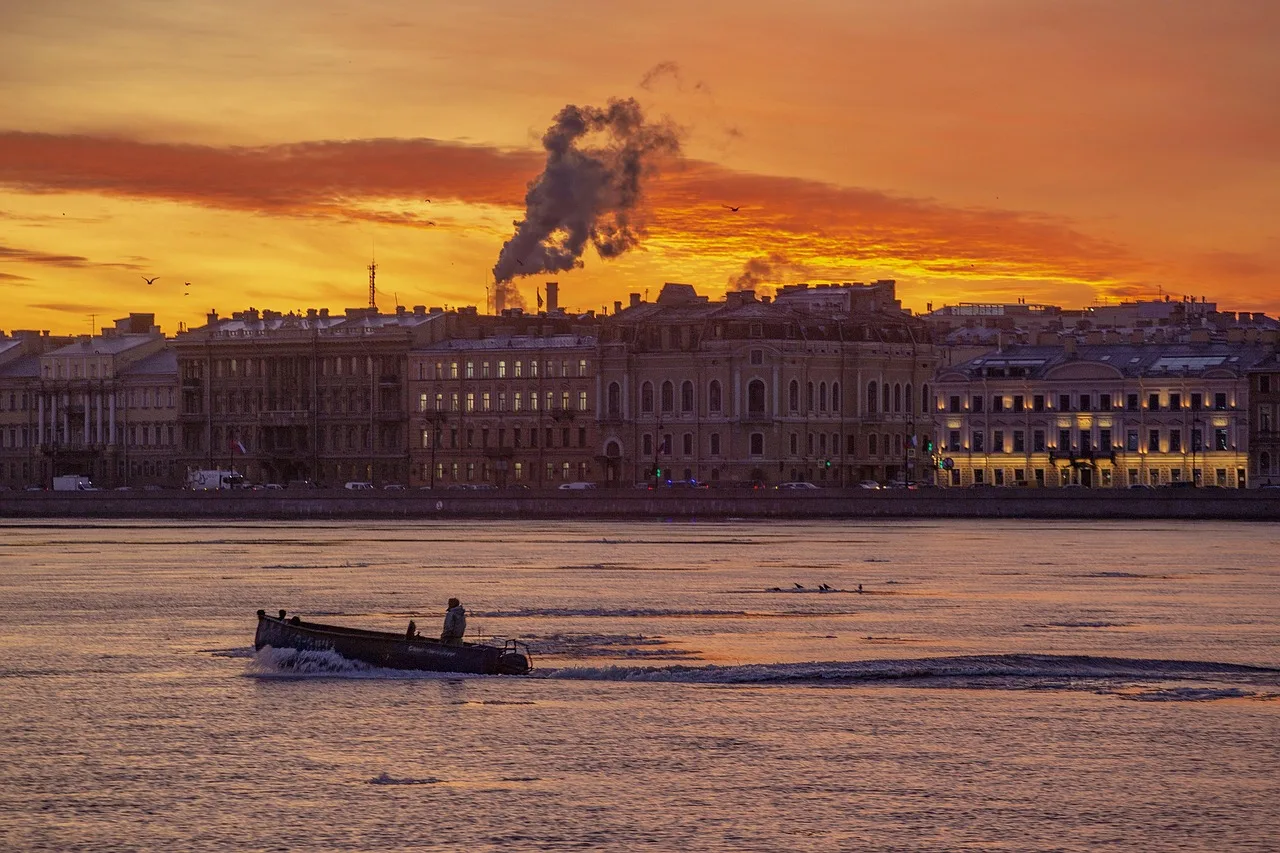 St. Petersburg sahilinde gün doğumu manzarası - güzel mimari
