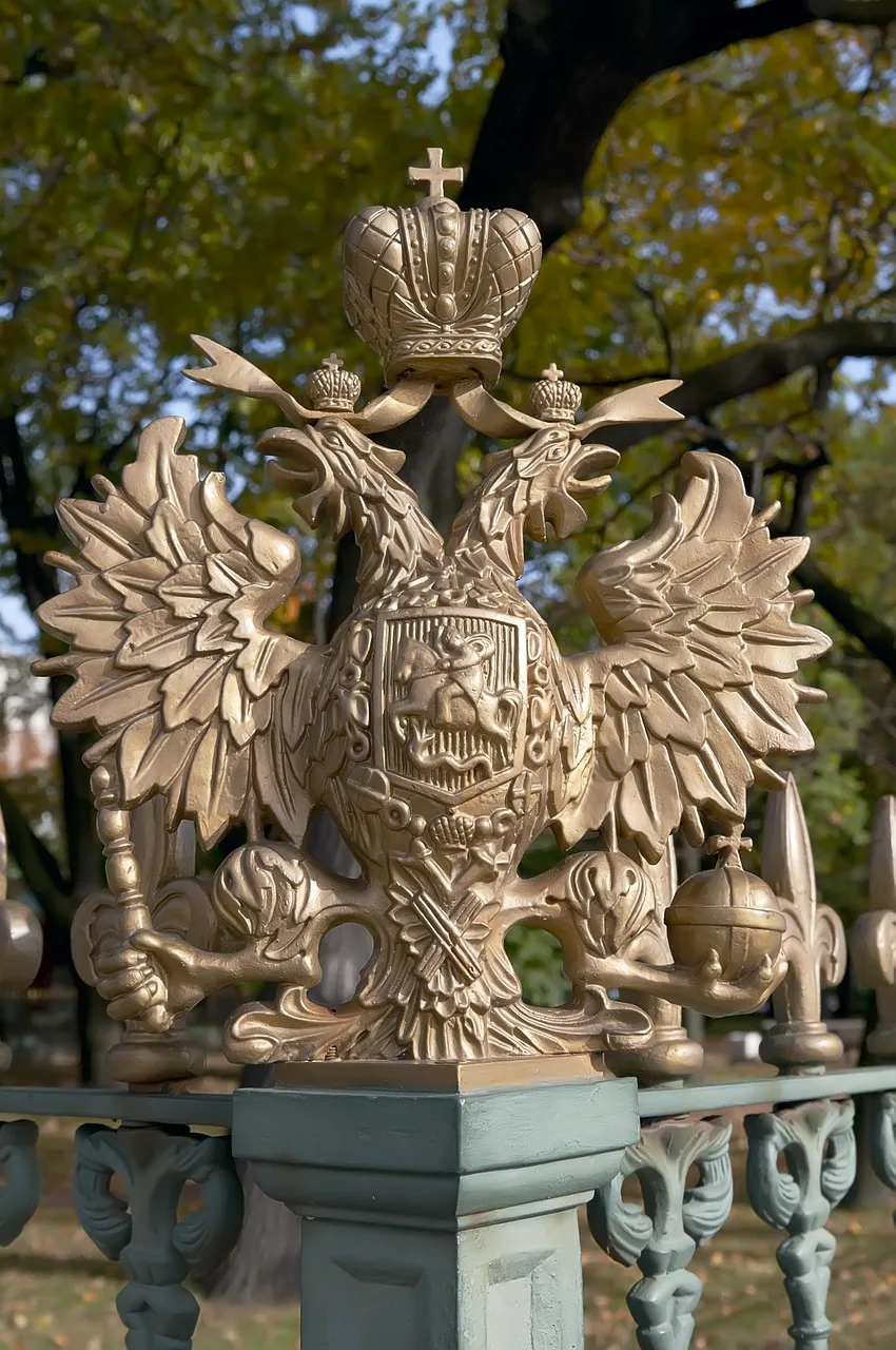 St. Petersburg tarihi ev - taçlı çit detayları