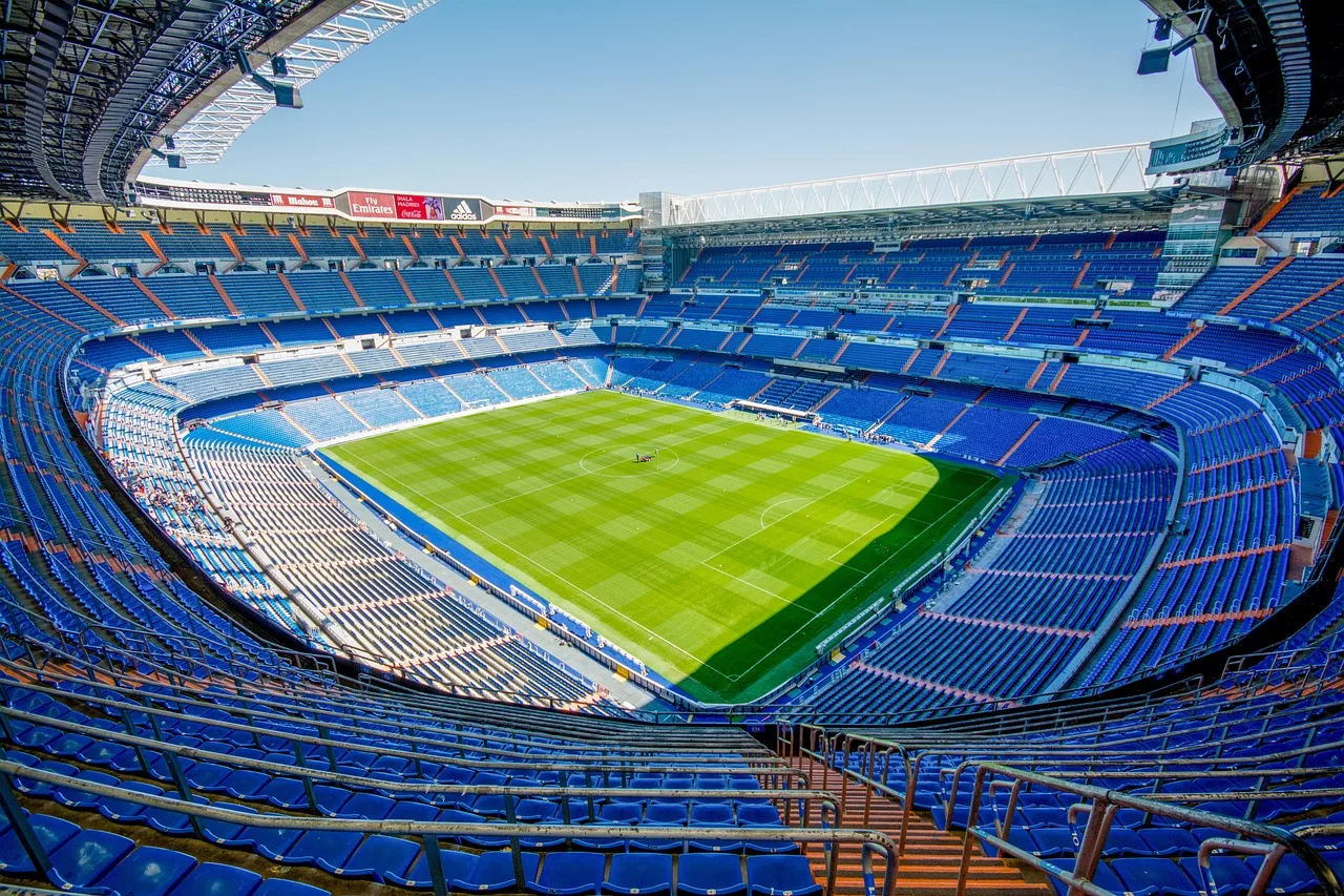 Stadyum tribünleri ve oturma alanı - modern mimari
