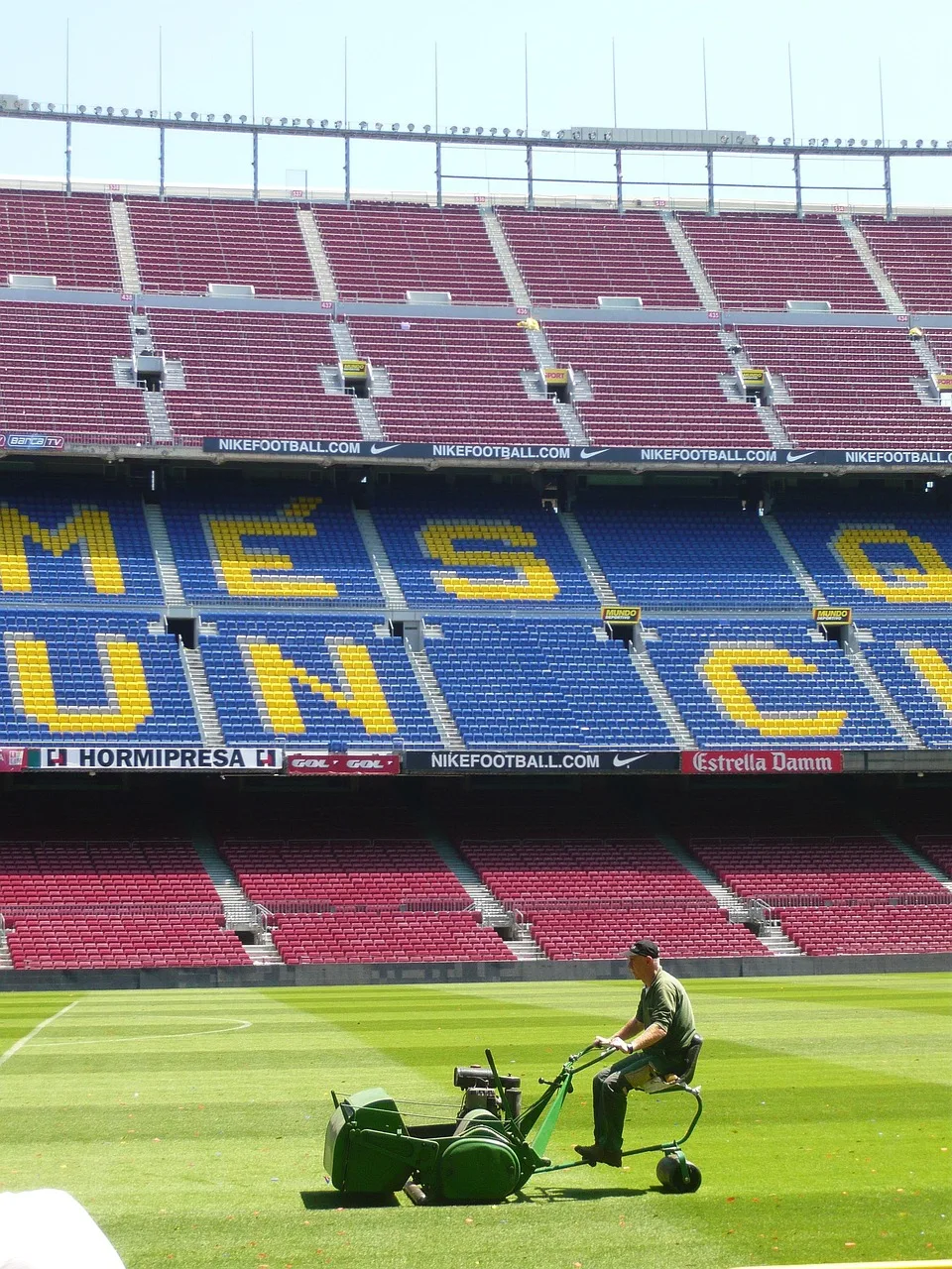 Stadyum yeşil çim üzerinde futbol sahası