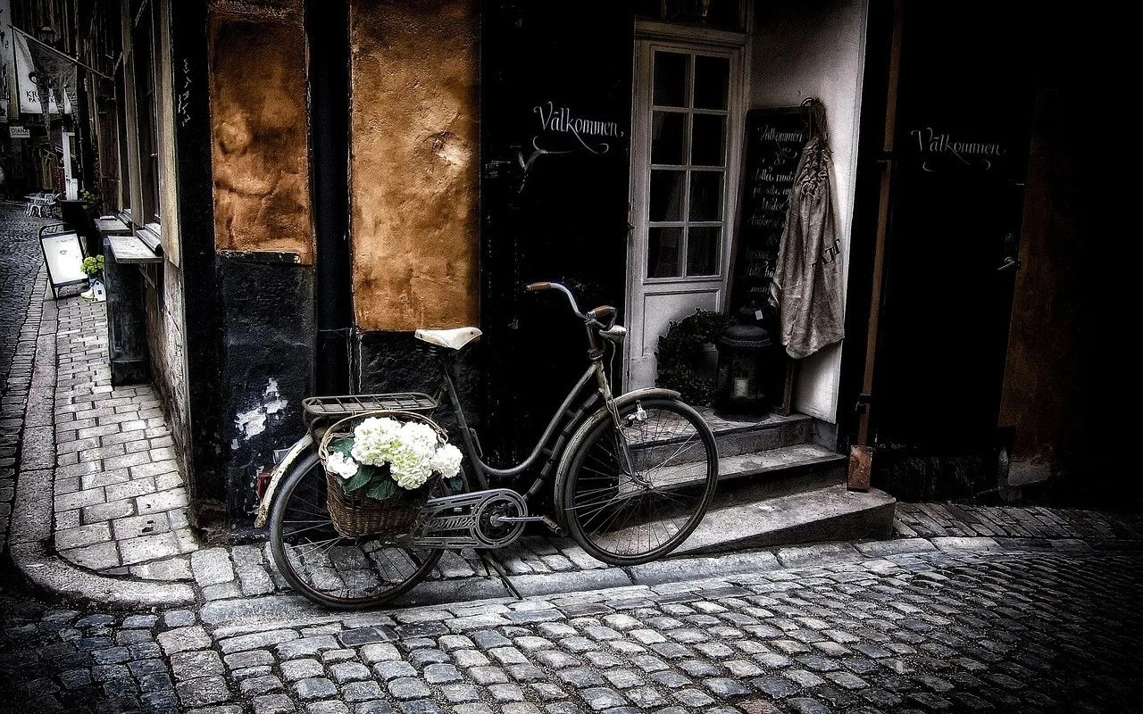 Stockholm Gamla Stan’da Bisikletli Eski Şehir Sokakları