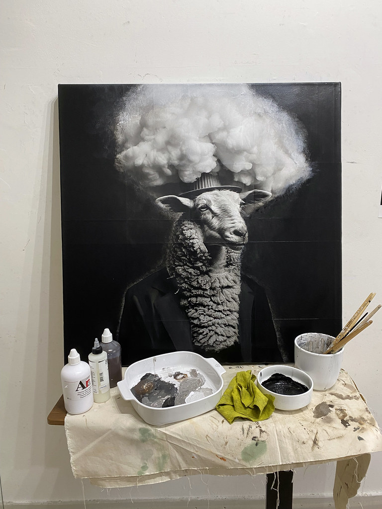 Stüdyo ortamında sürreal antropomorfik koyun portresi ve sanat malzemeleri