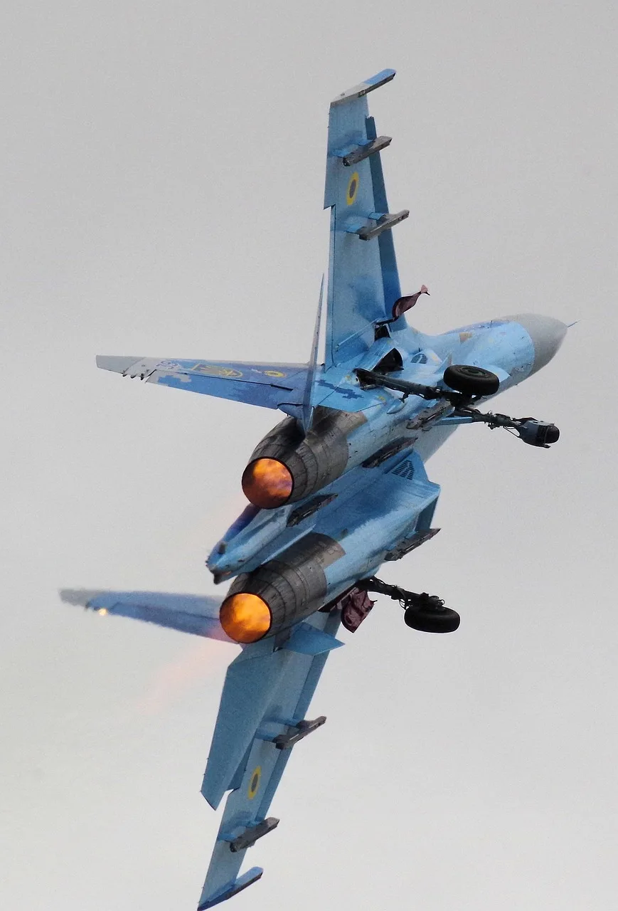 Sukhoi Su‑27 savaş uçağı - gri jet