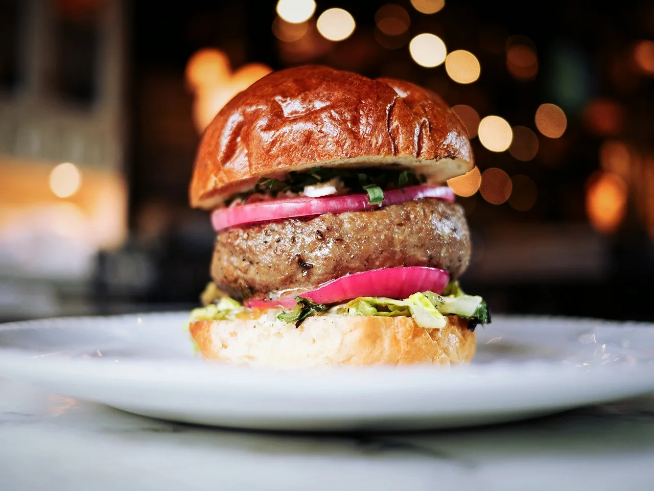 Sulu köfte ve sebzeli hamburger tabağı