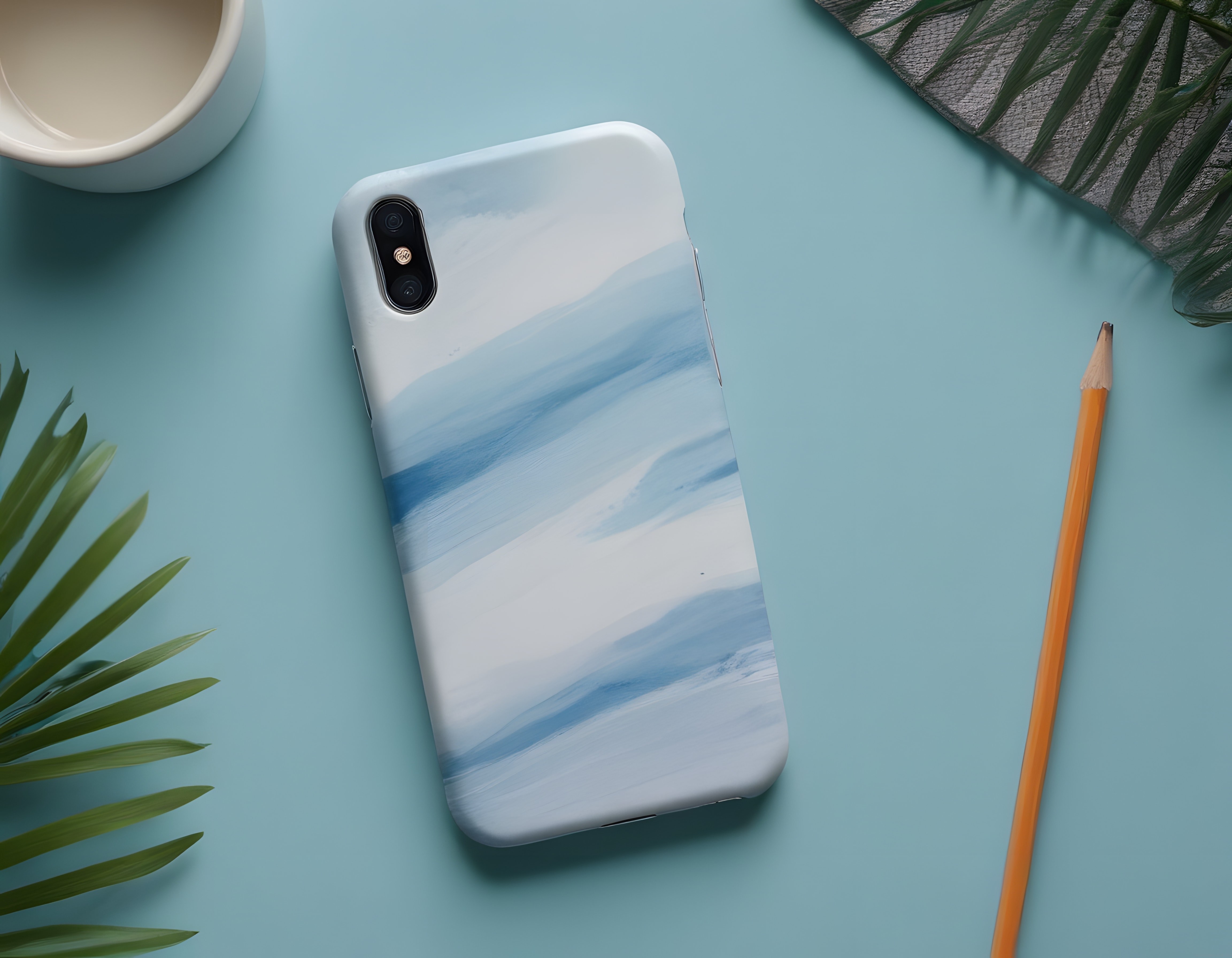 Suluboya Desenli Telefon Kılıfı ve Minimalist Masaüstü Konsepti