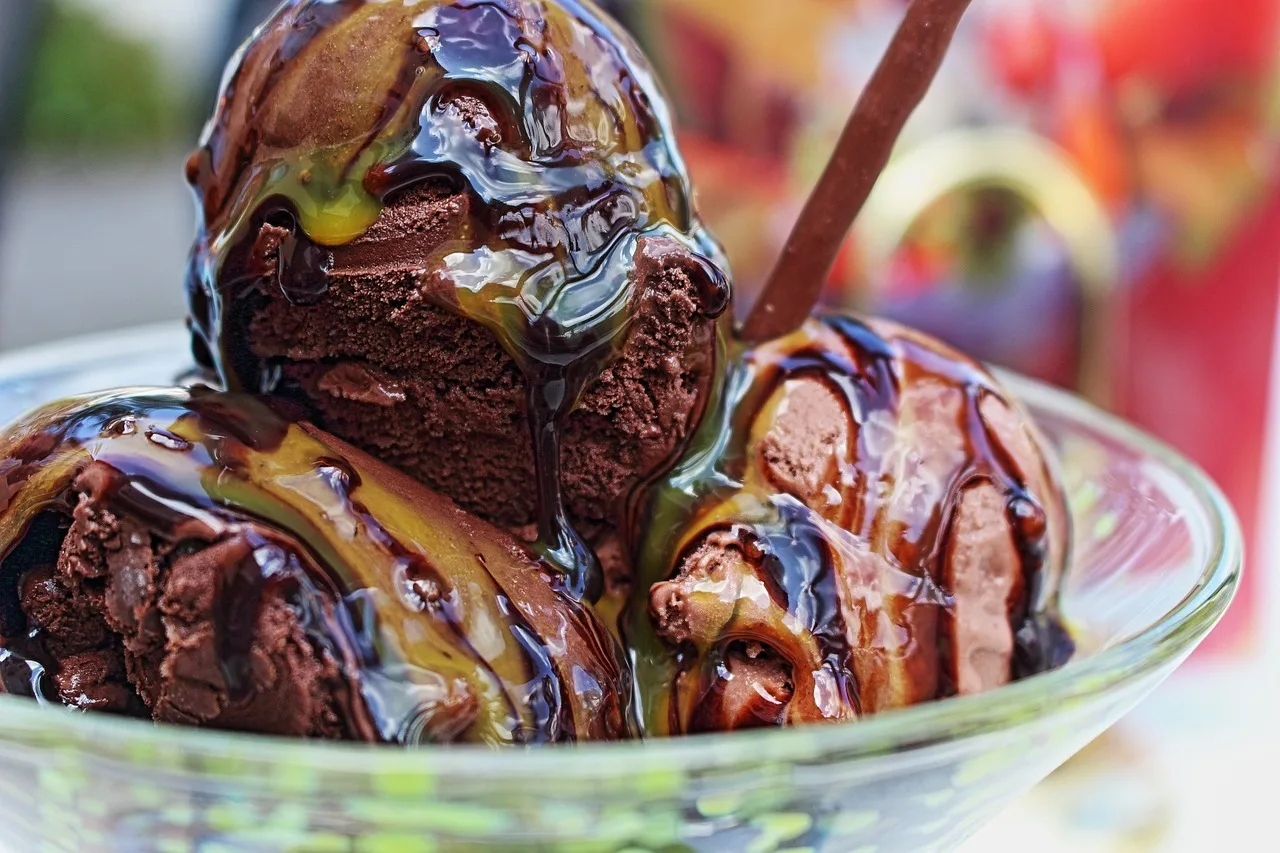Sundae dondurma tatlısı renkli yaz lezzeti