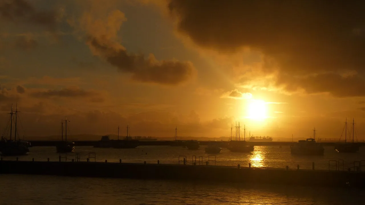 Sunset limanında tekneler ve iskele fotoğrafı