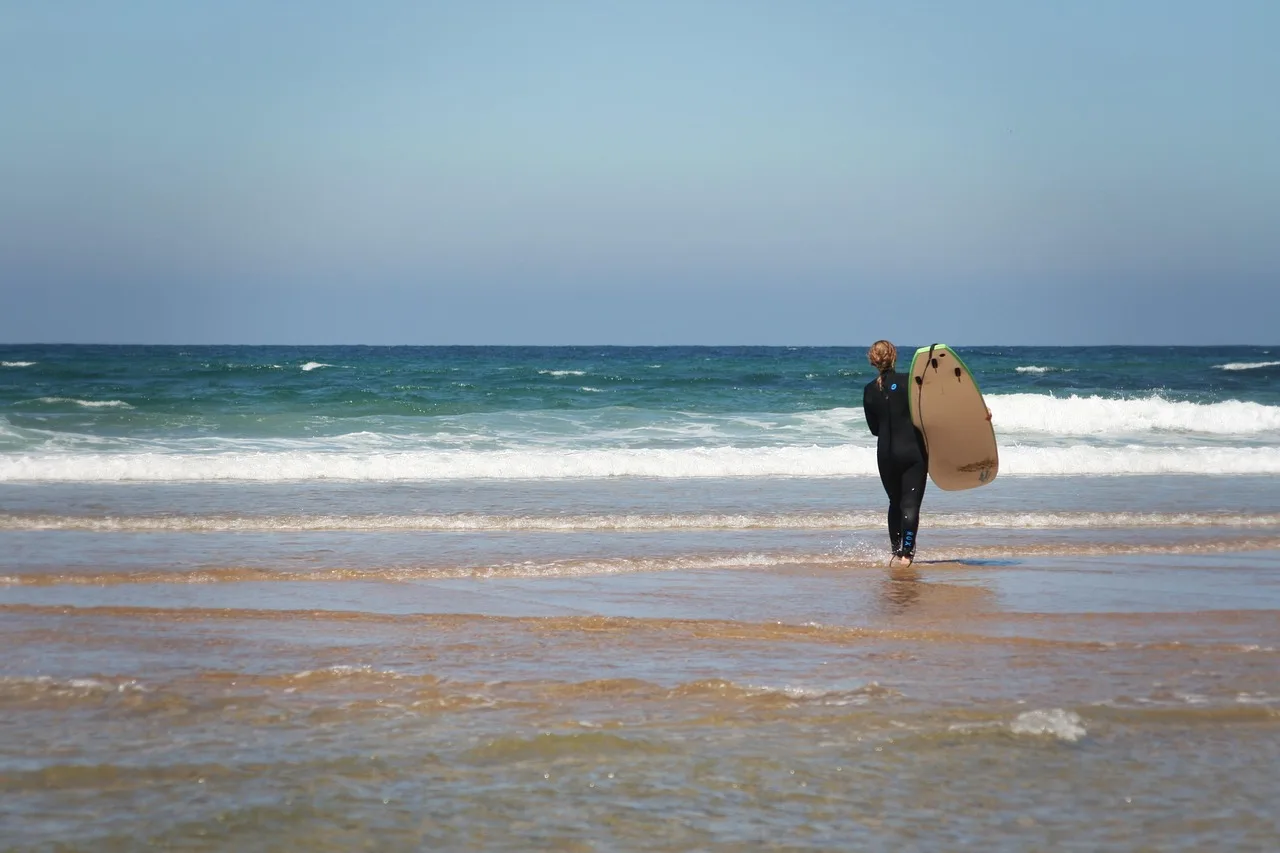 Surf tahtasıyla dalga sörfü plaj sahili fotoğrafı