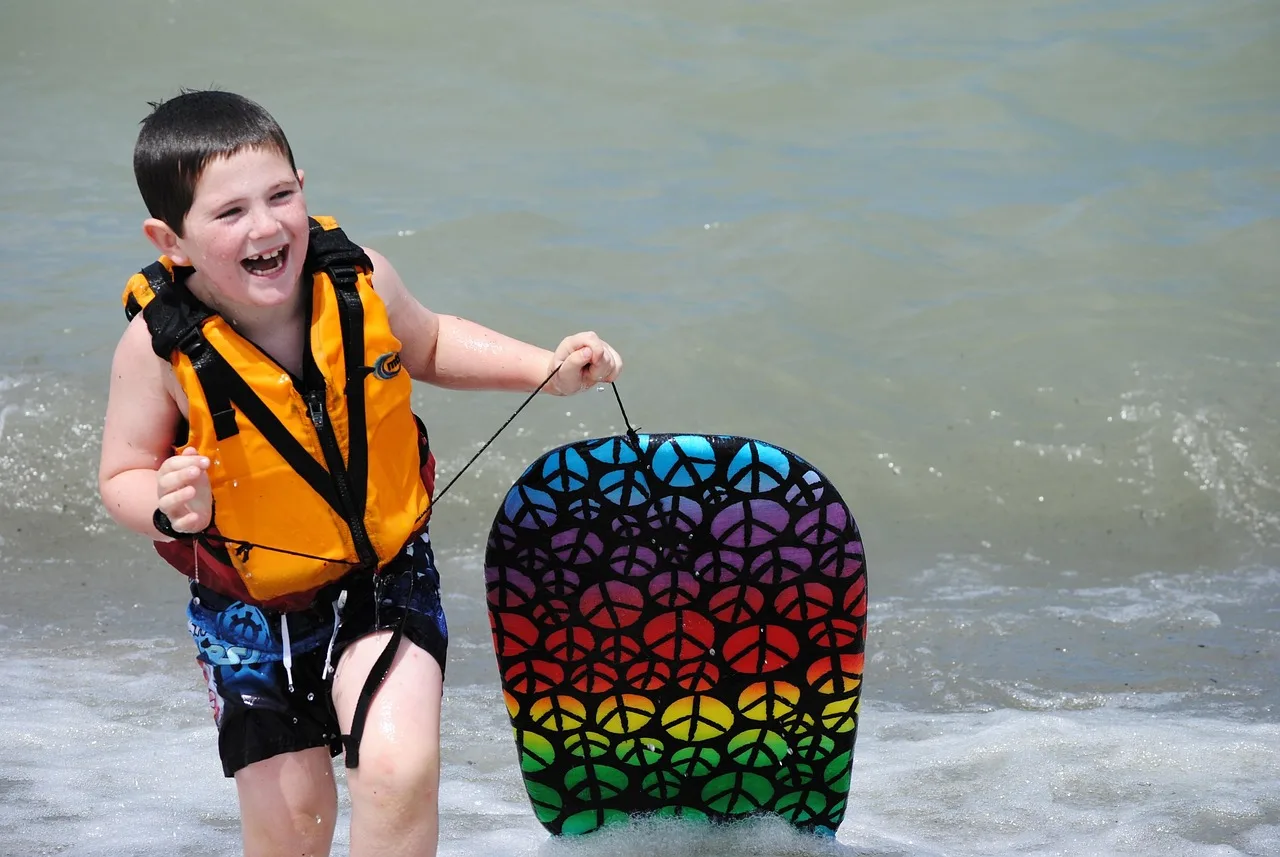 Surf yapan mutlu çocuk - su oyunları Surf yapan mutlu çocuk - su oyunları