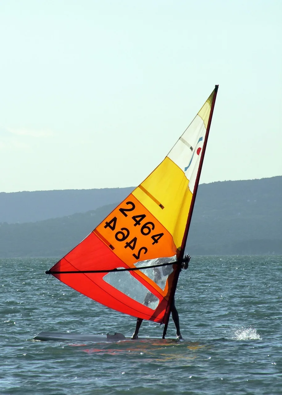 Surf yaparken özgürlük hissi - su sporları