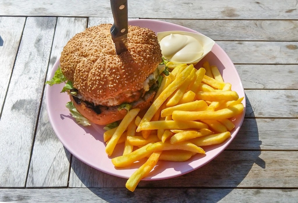 Susamlı Burger ve Kızarmış Patates: Ahşap Masada Lezzetli Fast Food Sunumu