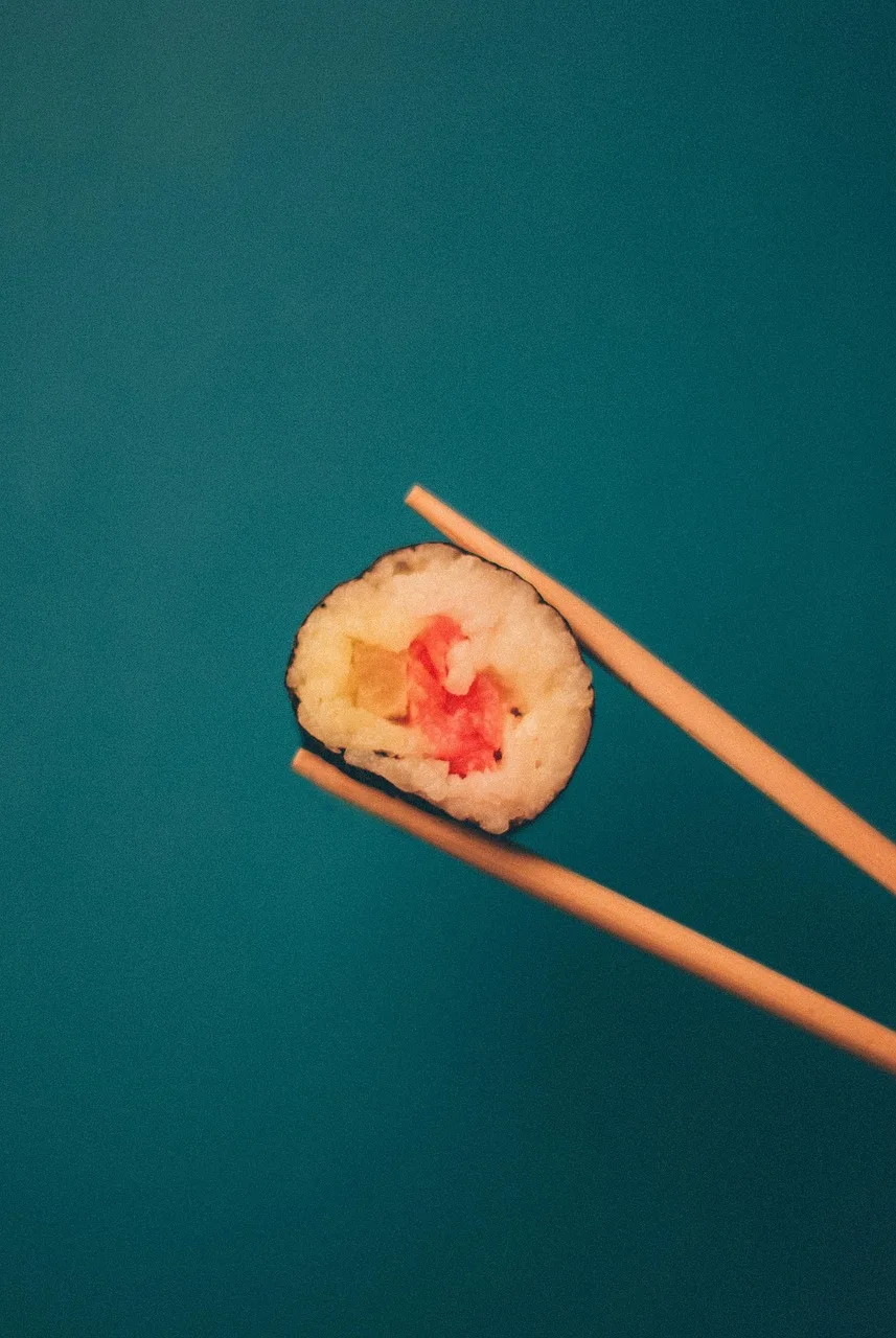 Sushi maki çubuklarla sunulan lezzetli tabak