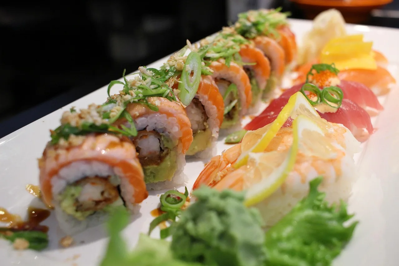Sushi ruloları ve Japon yemekleri - restoran sahnesi