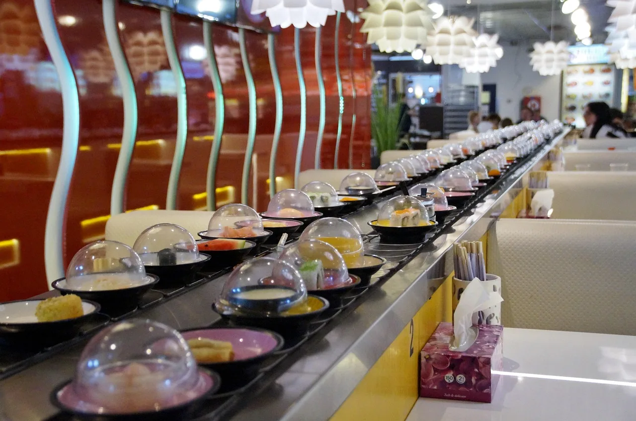 Sushi ruloları ve koşu temalı restoran fotoğrafı