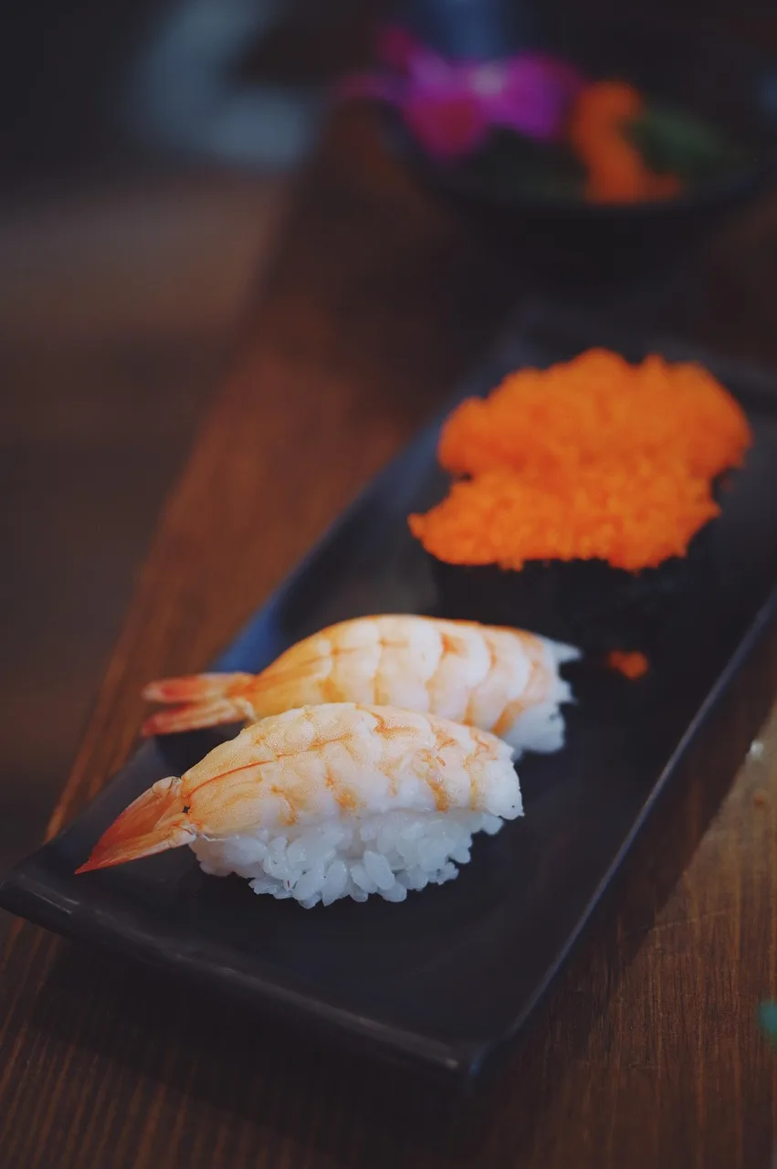 Sushi tabağı – karidesli Japon yemeği
