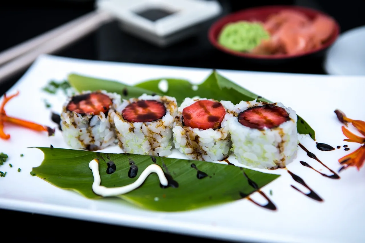 Sushi tabağı renkli Asya lezzetleri fotoğraf