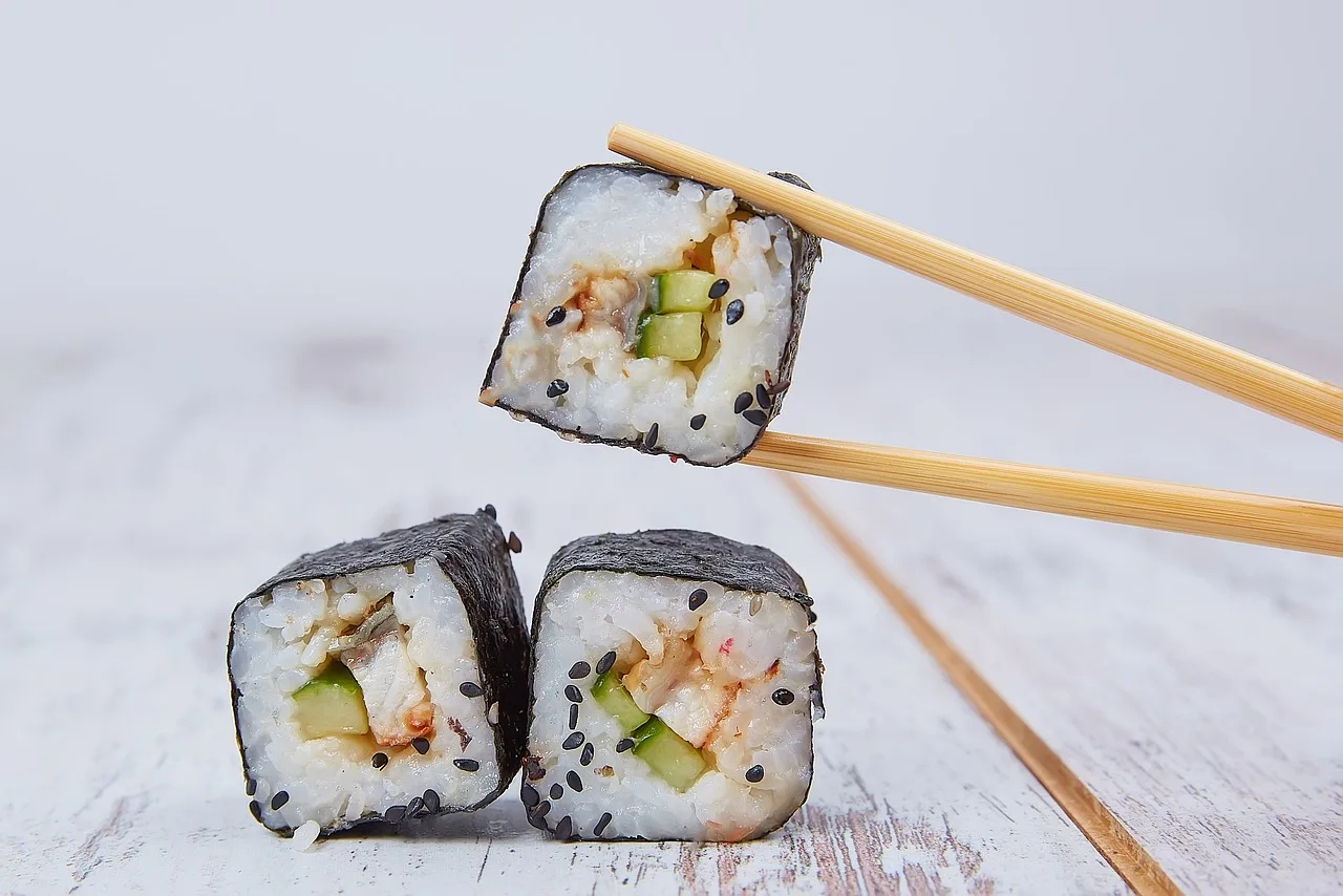 Sushi tabağı - renkli Asya mutfağı fotoğrafı